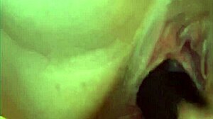 Saksikan seorang milf di tempat tidur dengan payudara sungguhan dan orgasme yang menyemprotkan cairan