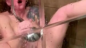 Yksinoikeudella varustettu HD-video amatööriparista, jotka suihkuvat ja saavat orgasmin yhdessä