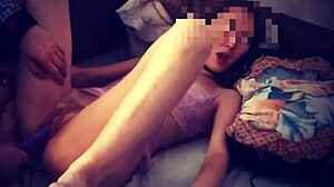Russische Amateurin mit kleinen Titten genießt Masturbation und Doppelpenetration