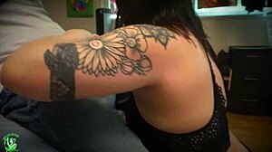 Tatuoidut pawgs ja amatööri suihinotot HD-laadulla
