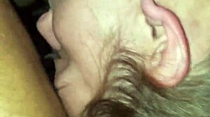 O fată albă care își ling fundul se confruntă cu un cocoș monstruos într-un video hardcore