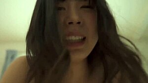 נערה יפנית מקבלת את הפנים שלה מכוסות בזרע אחרי רכיבה