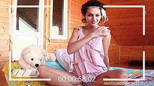 Gadis hippie berbulu dan imut menggoda di webcam