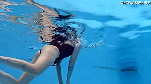नॉर्डिक टीन मिमी सिका पानी के नीचे अपनी रसीली गांड और प्राकृतिक छाती दिखाती है