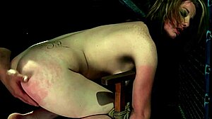 Fetisch-Video mit einem unterwürfigen Sklaven in Bindung und Prügel