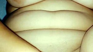 अमेचुर इंडियन लड़की मुंडा हुई चूत और बड़े स्तन के साथ मस्तुरबेट करती है