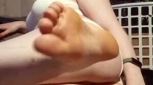 अमेचुर सफेद लड़कियां POV में अपने बेयरफुट पैर दिखाती हैं