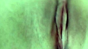 Sladak mladić sa uskom rupom uživa u masturbaciji i prskanju