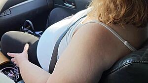 Blowjob dan sperma di mulut untuk wanita pirang di dalam mobil