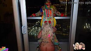 Une fille blanche avec un gros cul et une bite monstrueuse suce un clown en Floride