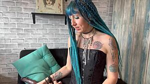 Desfrute de um encontro BDSM corsado com uma super-heroína tatuada