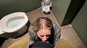 Блондинка красавица се наслаждава на голям кур по време на тайна среща в банята