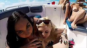 Wanita muda berhubungan seks di atas bot laju di tempat awam