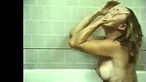Los GIF HD destacan el baño desnudo de las bombas rubias y se desnudan