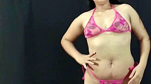 Latina muda dan berlekuk memamerkan asetnya dalam lingerie pink dan bersiap untuk pemotretan yang panas