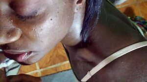 Η Φερνάντα, μια καλλονή με σοκολατένιο δέρμα, λαμβάνει ένα έντονο πρόσωπο σε μια κορύφωση σε στυλ μπουκάκε