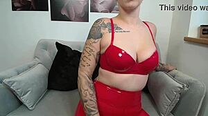 Ninas striptease yang menggoda dalam leggins lateks dan lingerie