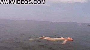 Ada Bojanas, mayo giymeden açık havada yüzüyor