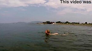 Ada Bojanas, mayo giymeden açık havada yüzüyor