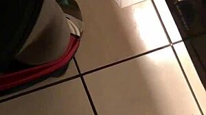 Lilmar heeft moeite om seks te hebben in een toilet kraam vanwege het lawaaierige toilet