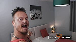 Britská filmová herečka pro dospělé Tina Kay si užívá sexuální setkání s německým mužem v Londýně, jak je zobrazeno na wolfwagner.com