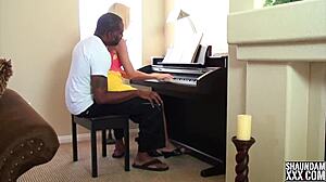 Pasangan amatur menjadi nakal semasa pelajaran piano