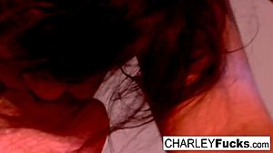Aistillinen brunette Charley nauttii jalkajutusta ja luonnollisista rinnoistaan